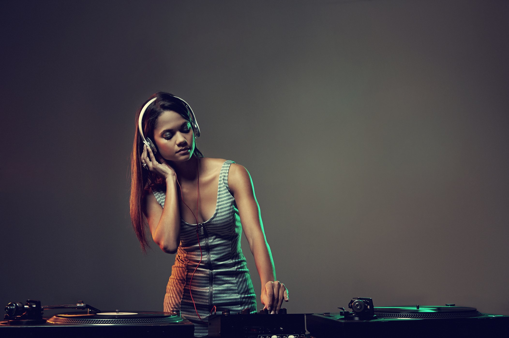 music dj woman